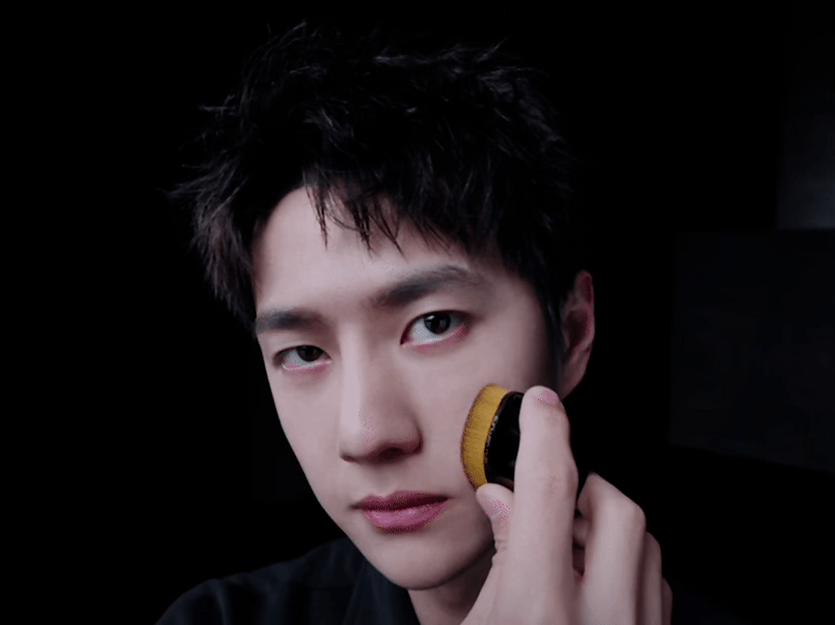 王一博的彩妆大片来了,浓妆淡抹总相宜.