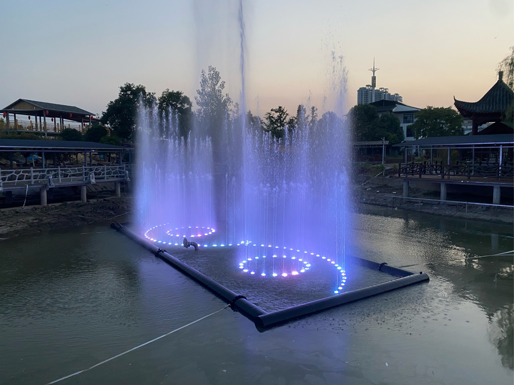 中央的喷泉在灯光的照耀下,仿佛拥有了生命,随着音乐起舞,闪耀着光芒