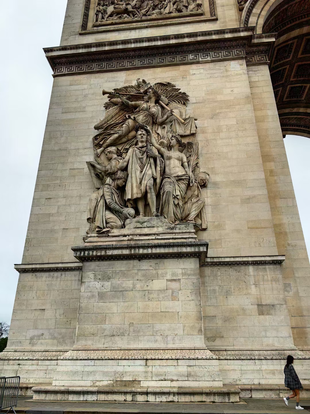 凯旋门,建造于1806年,是为了纪念拿破仑的军功建造的