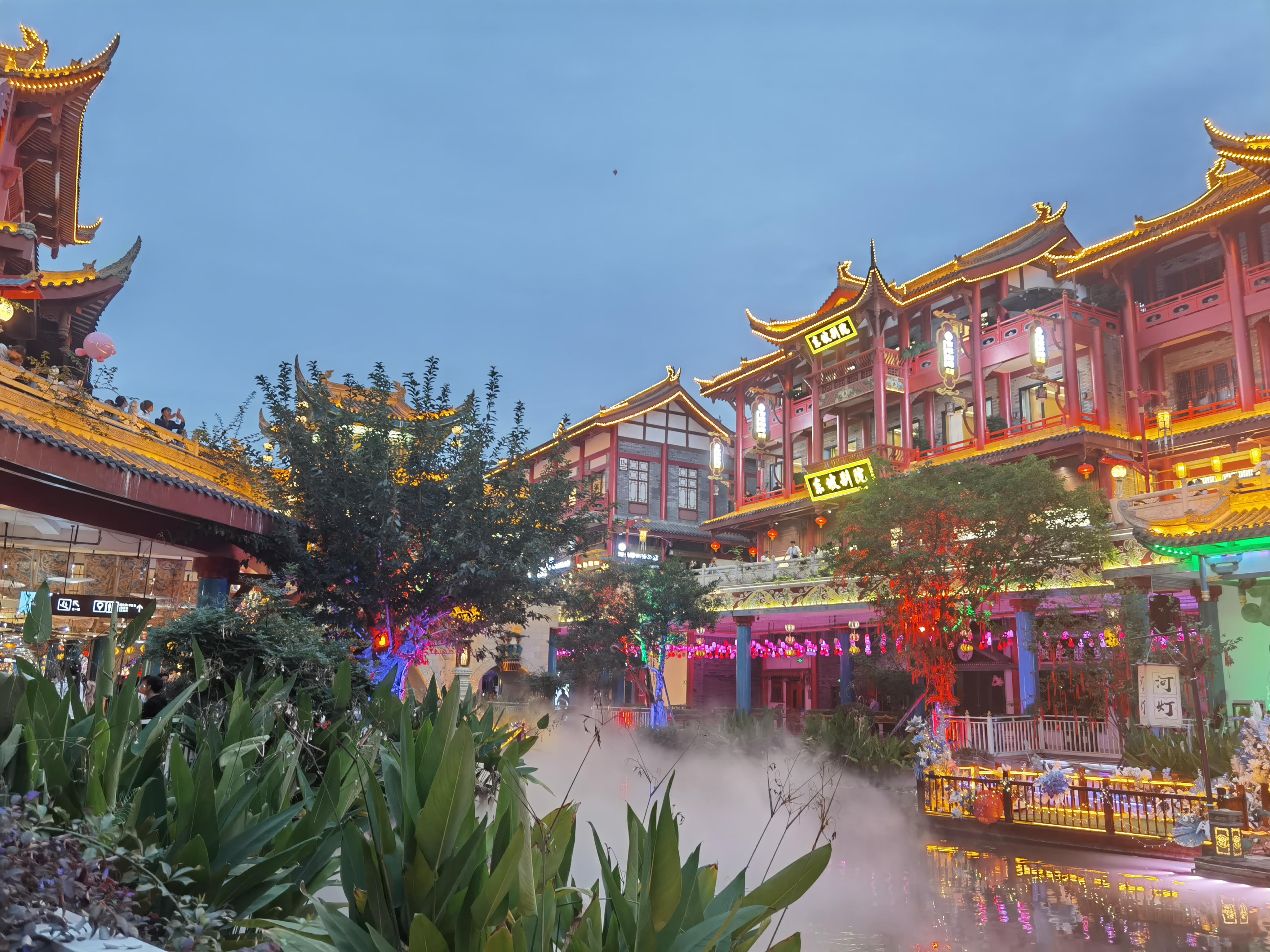 今天来到了眉州东坡印象水街,这里仿佛是成都版的大唐不夜城,让我感受