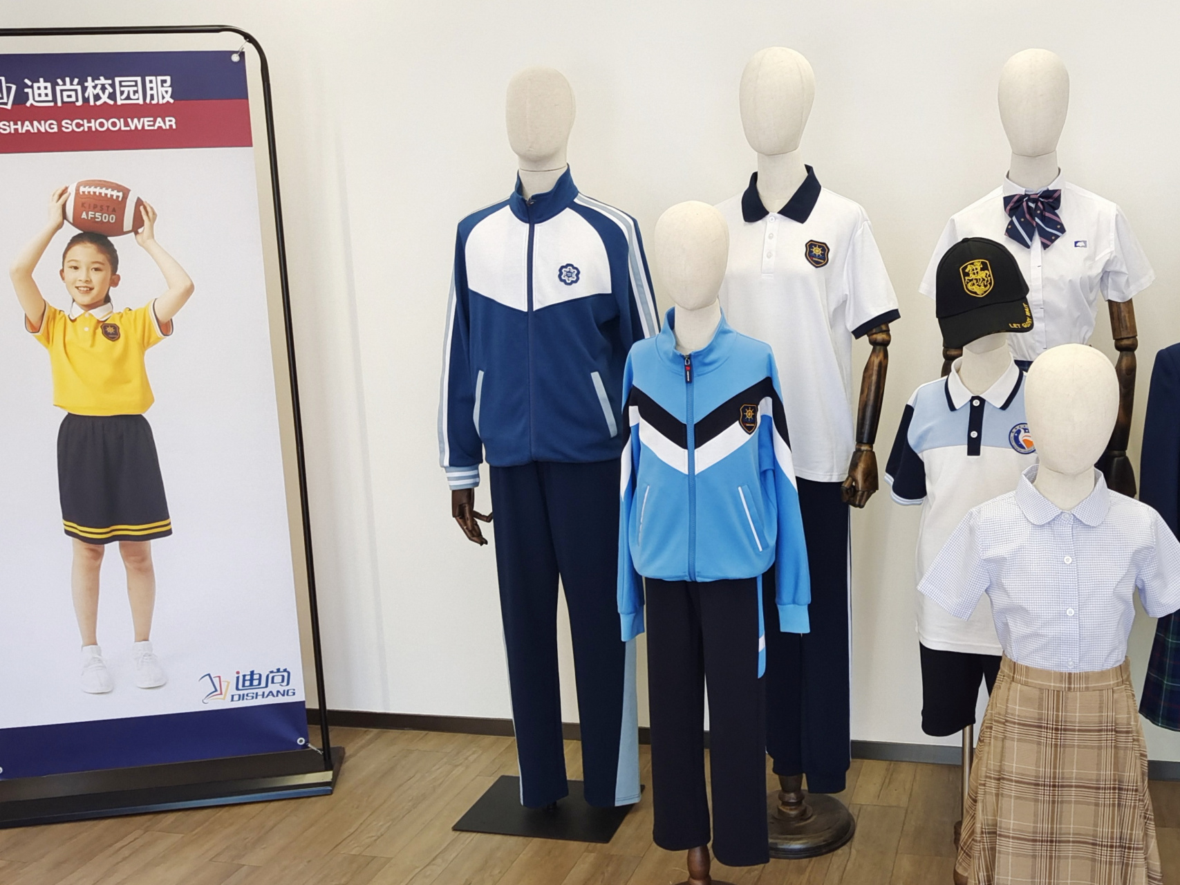 近日,去威海高区迪尚校服售后服务中心,给女儿换一件大一号的校服.