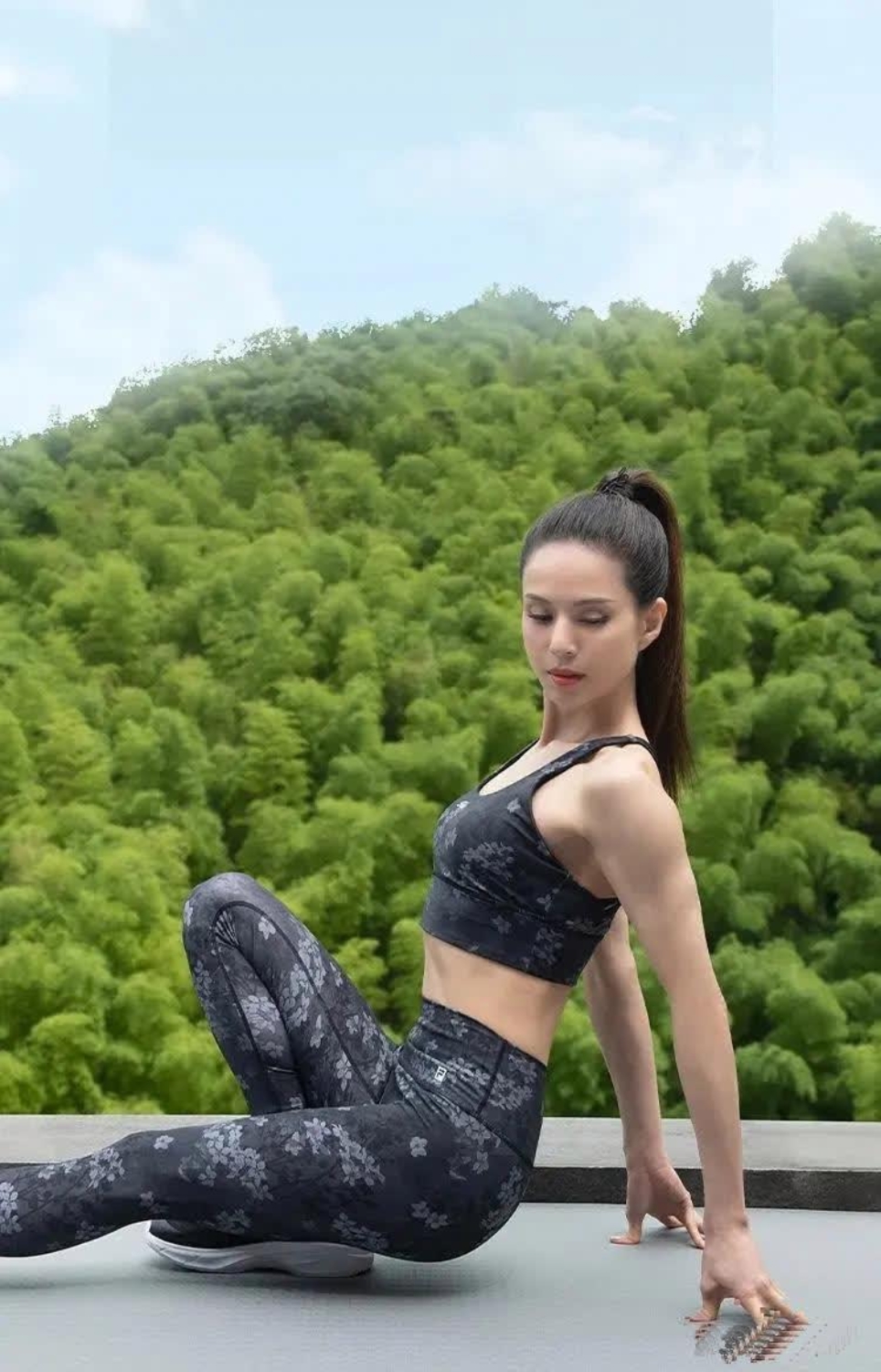 李若彤,竹林深处,清风徐来,自在如风.晨练打卡,活力满满