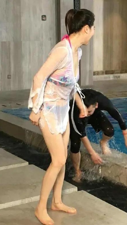 这一天,阳光明媚,微风轻拂,左小青决定举办一场别开生面的泳池派对.