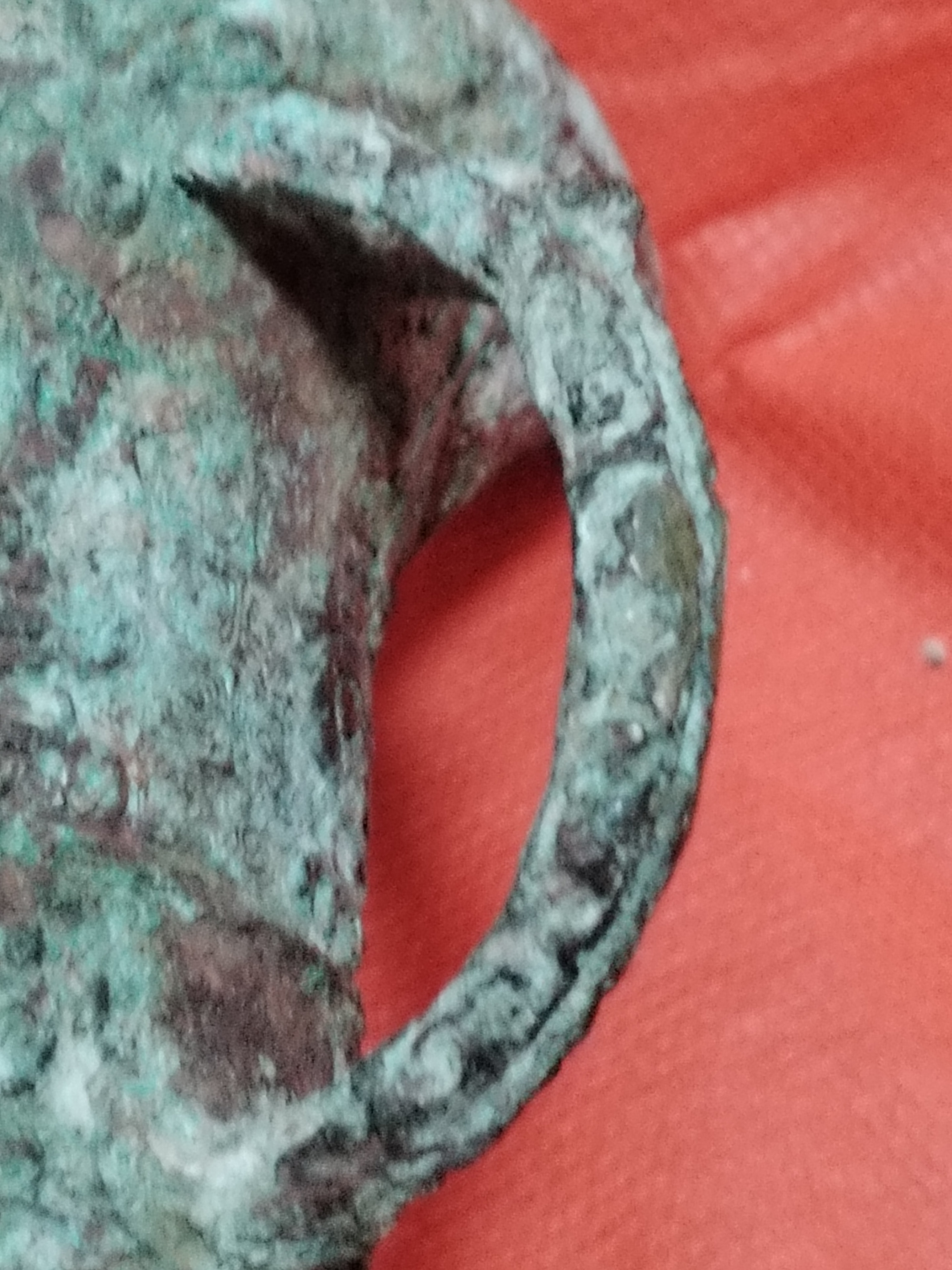 商代青铜器三足鼎酒杯,漂亮的云朵浮雕,龙形状手把,漂亮的棕色锈色.