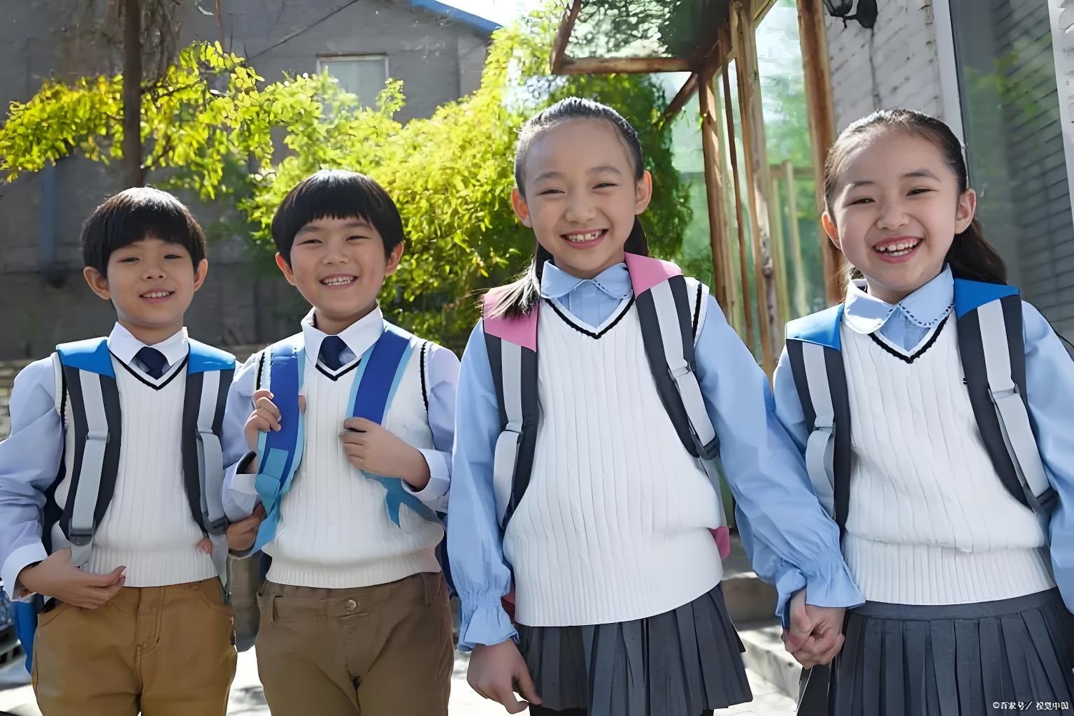 现在小孩子上学基本上都是大人接送