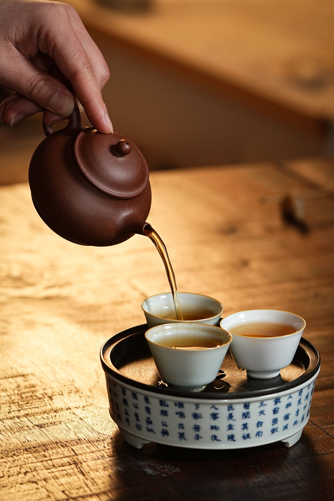 壶名:古潘 泥料:紫泥 容量:150cc 浑然天成,圆润有度,分享一下