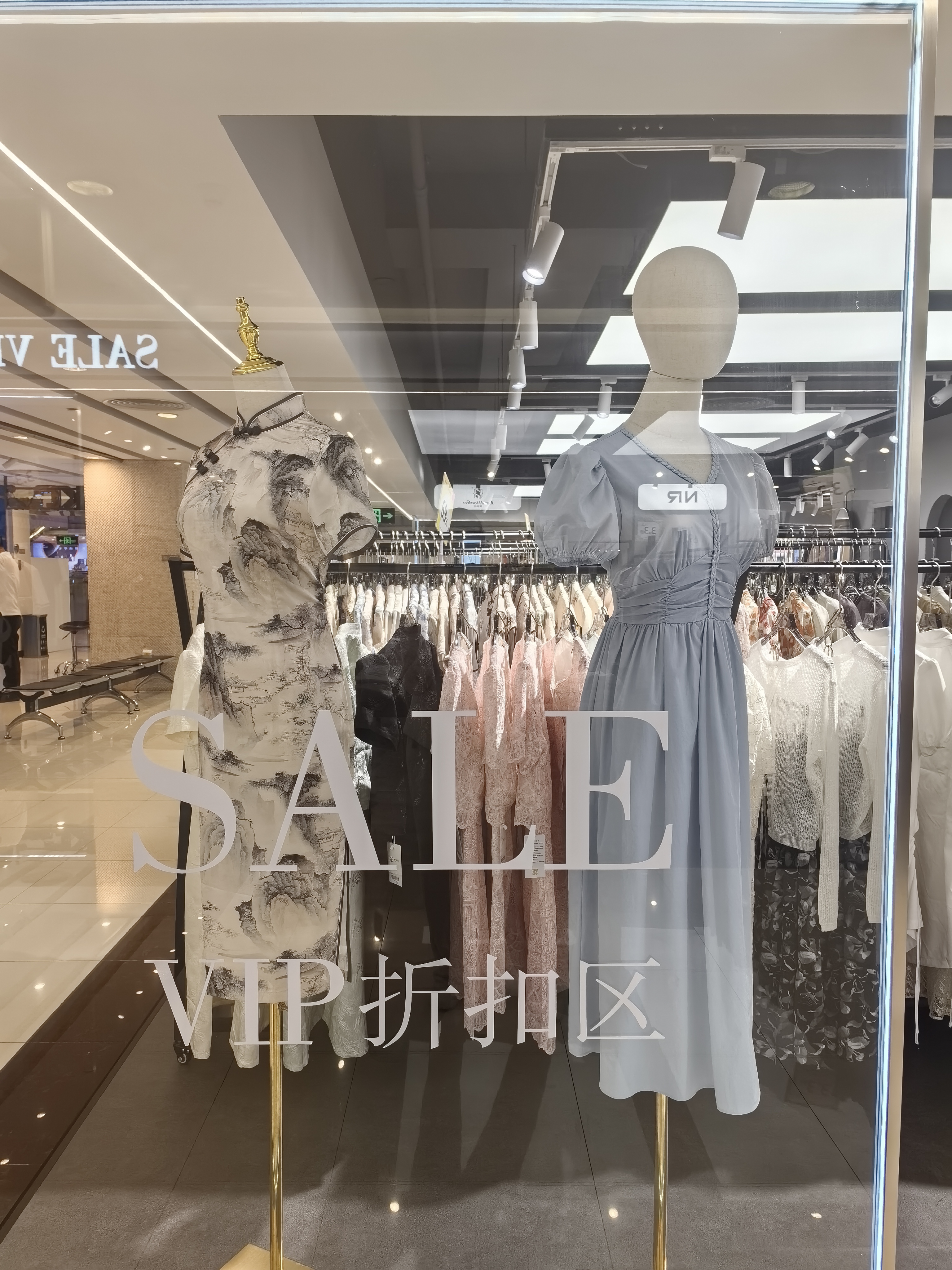 洛千儿品牌折扣店:时尚女装,优雅绽放!  94 春日已至,万物复苏.