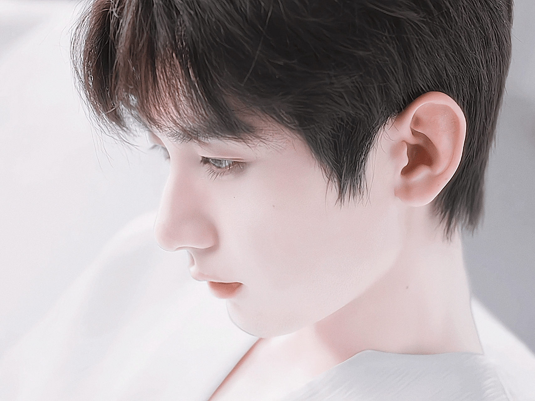 成毅# 侧颜真的是绝了,我给100分 优越的下颚线,修长的脖颈,光一个