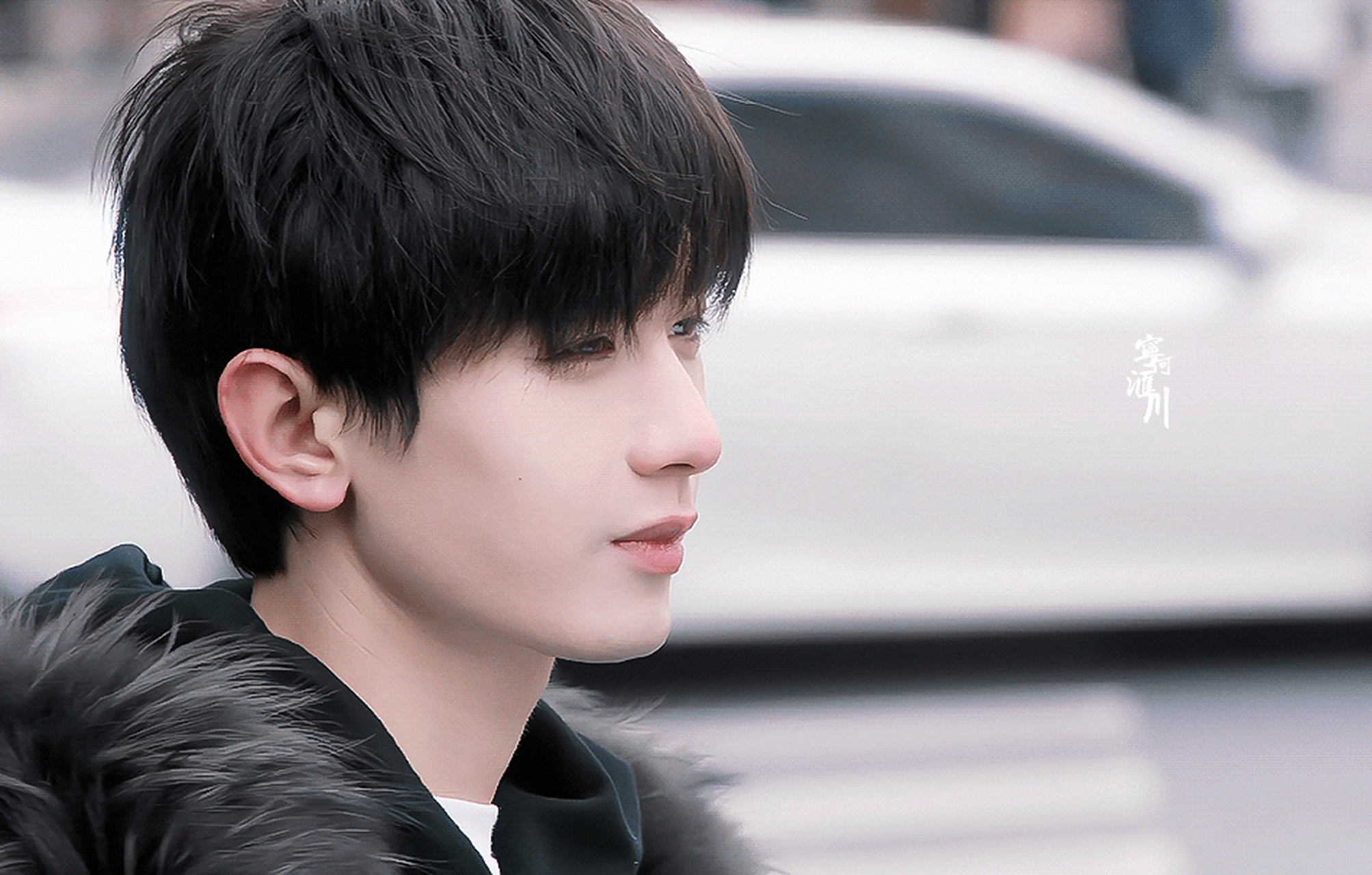 成毅# 侧颜真的是绝了,我给100分 优越的下颚线,修长的脖颈,光一个