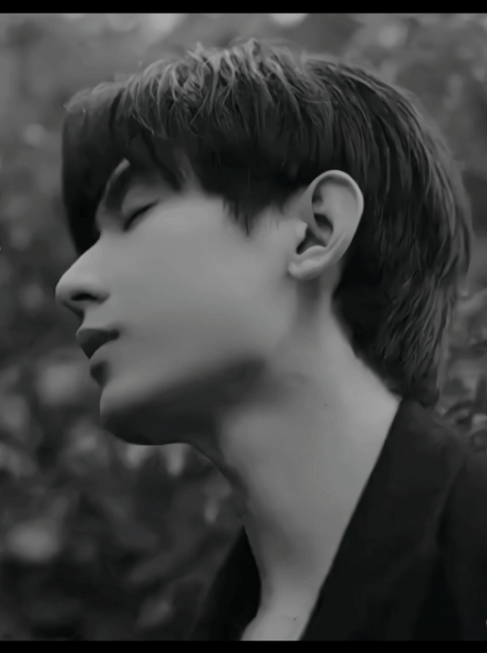 我对成毅的闭眼仰头侧脸实在没有抵抗力[温暖] 花瓣型的嘴巴,无可挑剔