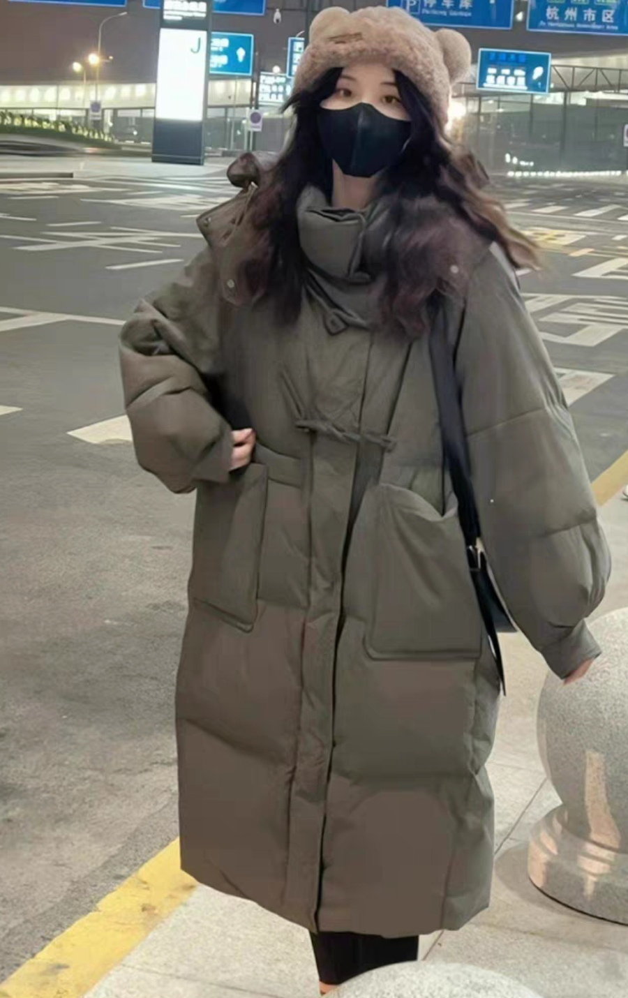 冬天就是需要这么一件暖和的棉服来抗寒保暖,给你一种温馨又安心的