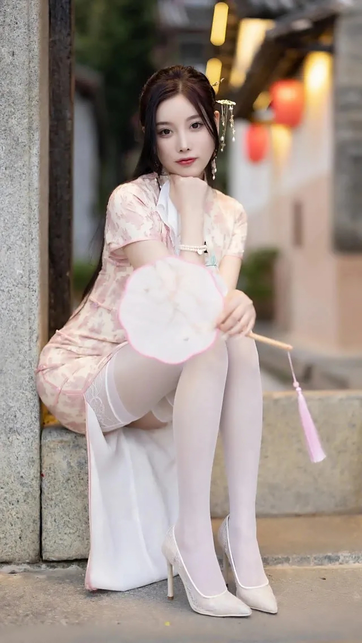 漂亮的旗袍,再加上白丝高跟鞋,太漂亮了