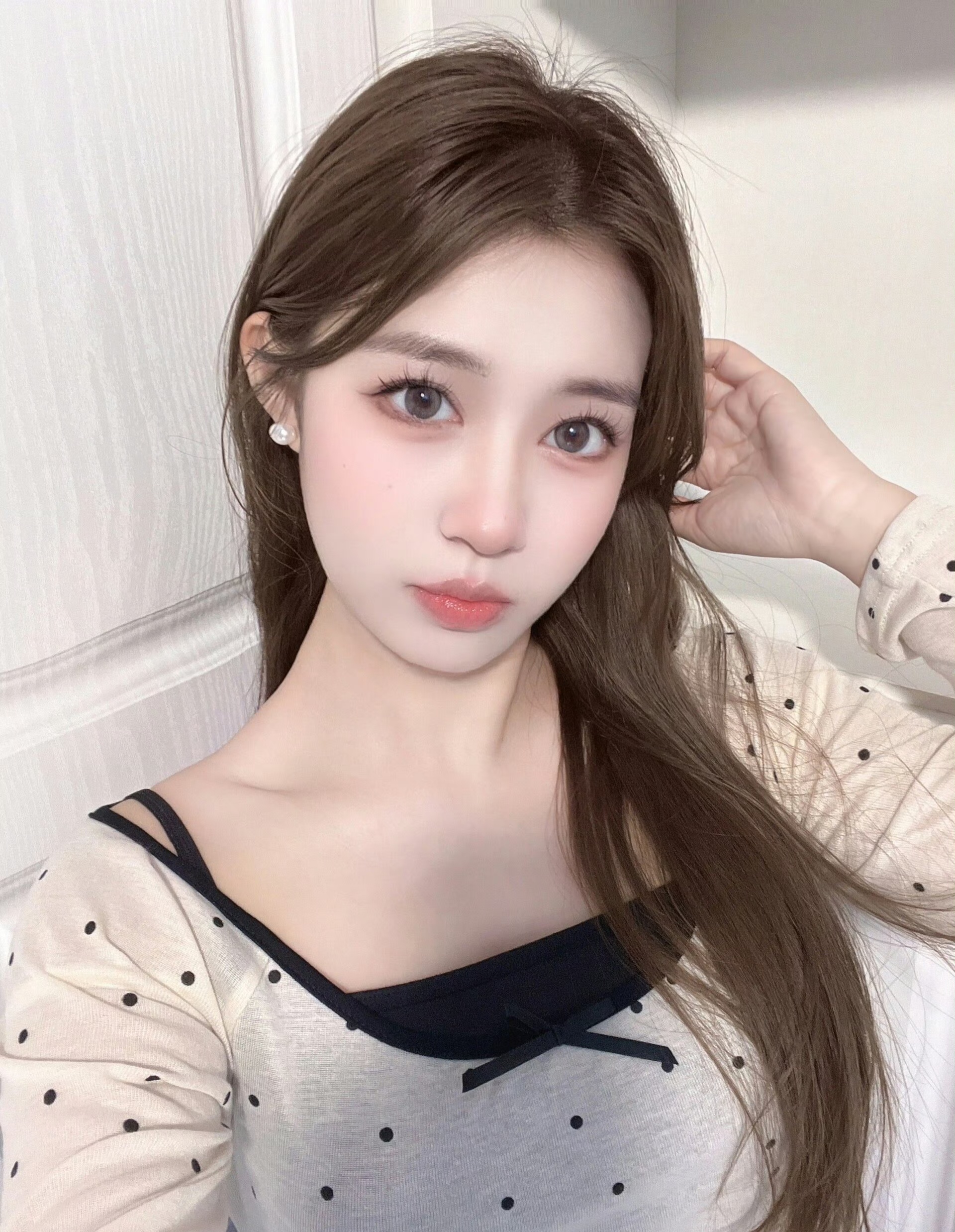 这位长发大眼的美女,皮肤细腻如瓷,五官精致如画.
