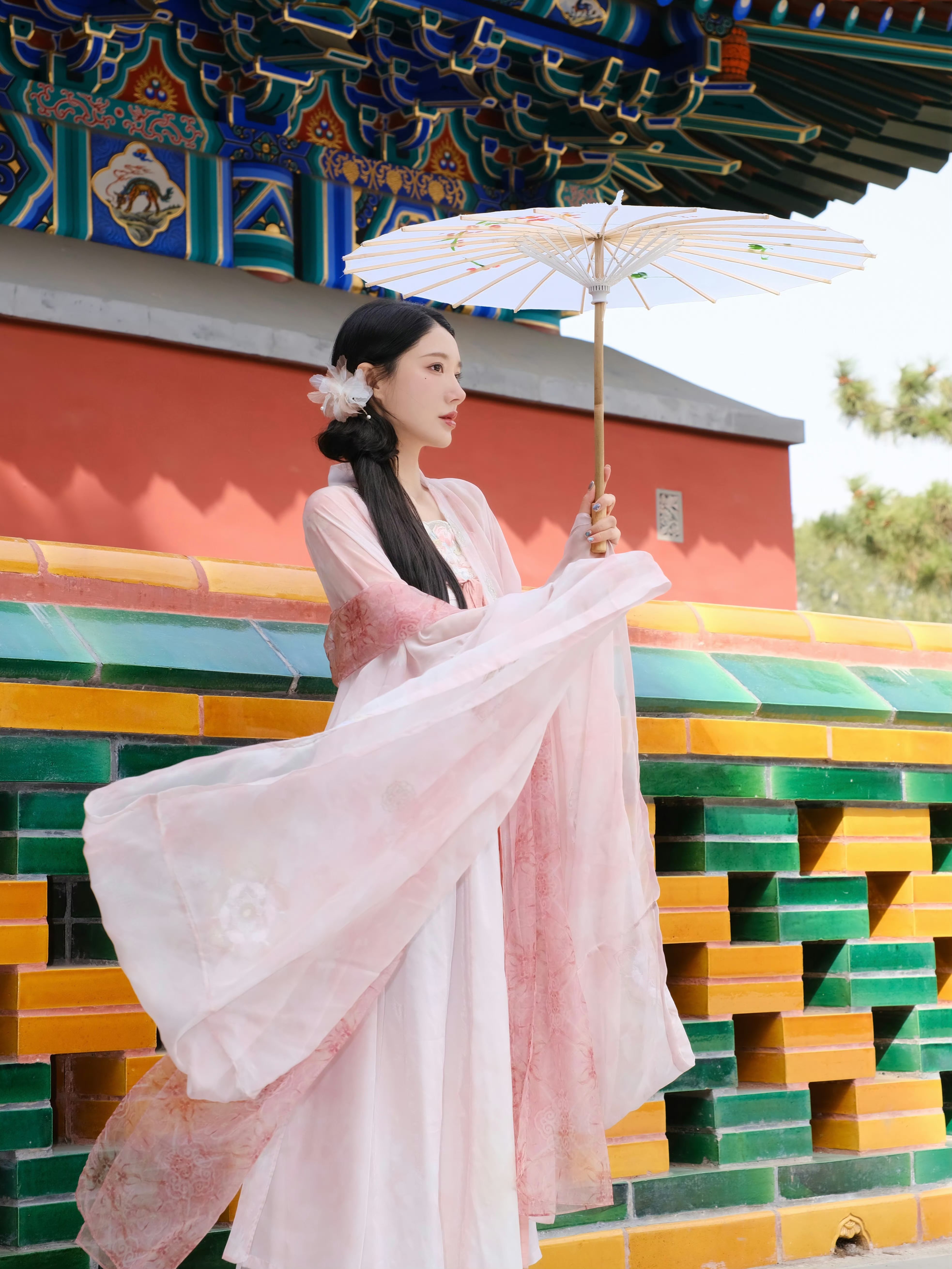 阳伞上精美的花卉图案,与她身穿的衣物相互辉映,优雅而不失韵味