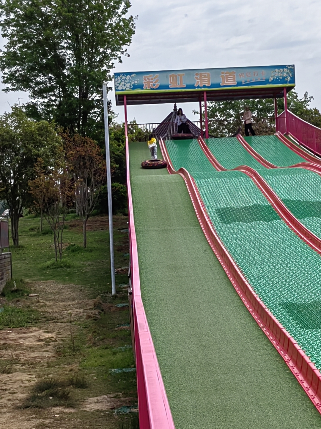 春游 昨天晚上爸爸妈妈计划着今天去春游,兴奋的我一夜都没有睡好