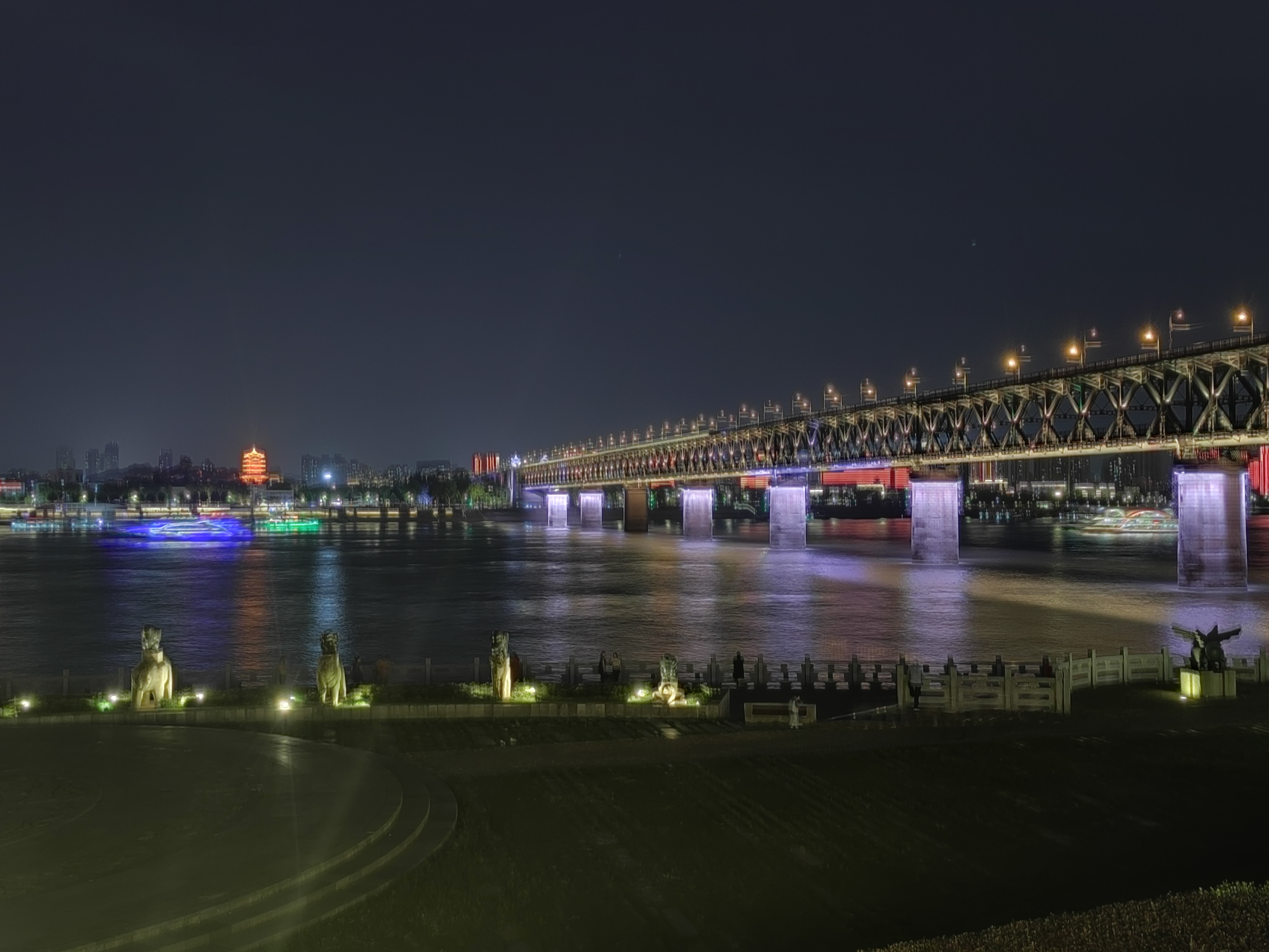 夜游武昌江滩,心情如诗般舒展.