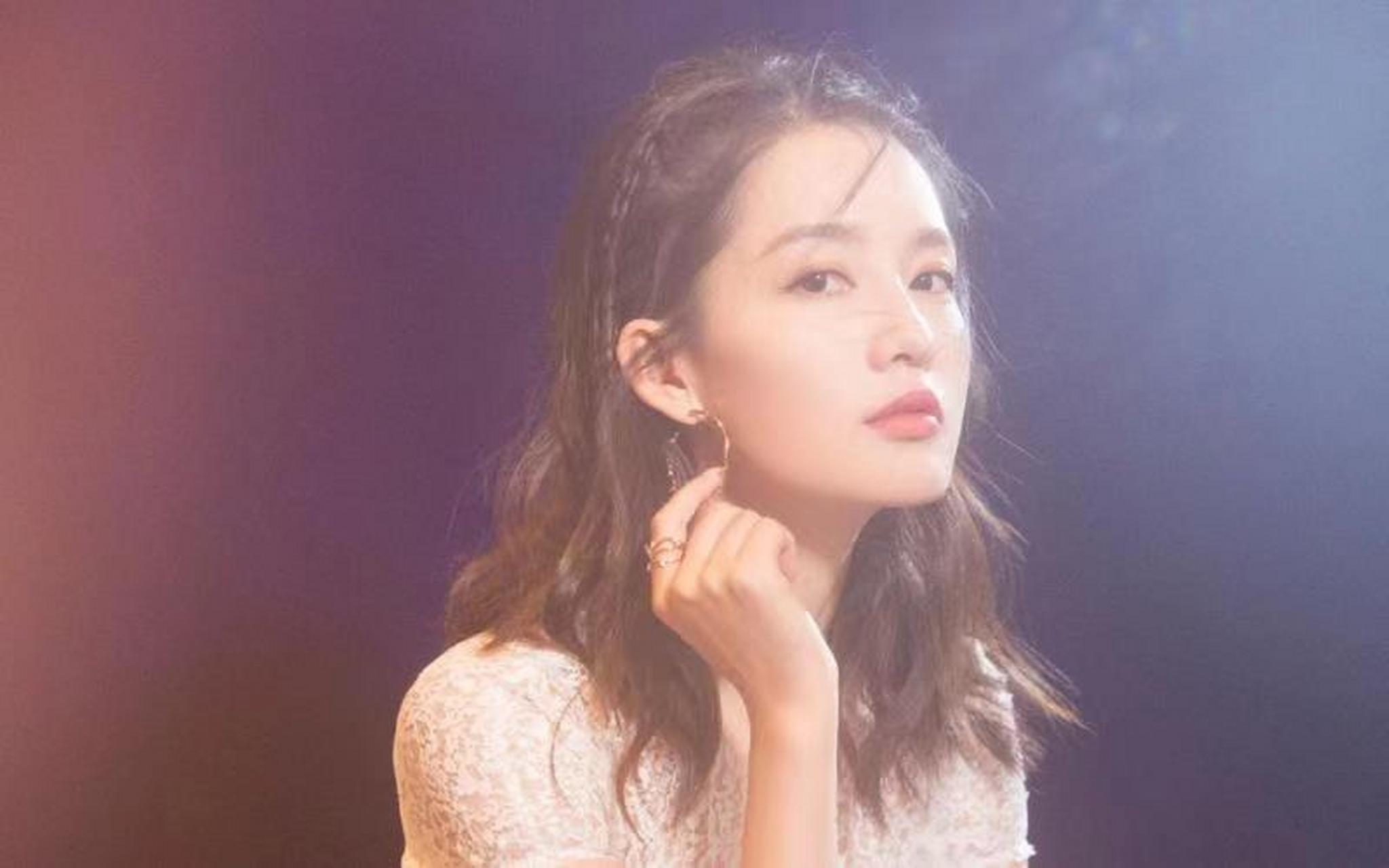 杨紫跟许凯的《承欢记》要拍4个多月,下部戏并没有谈好.  2.