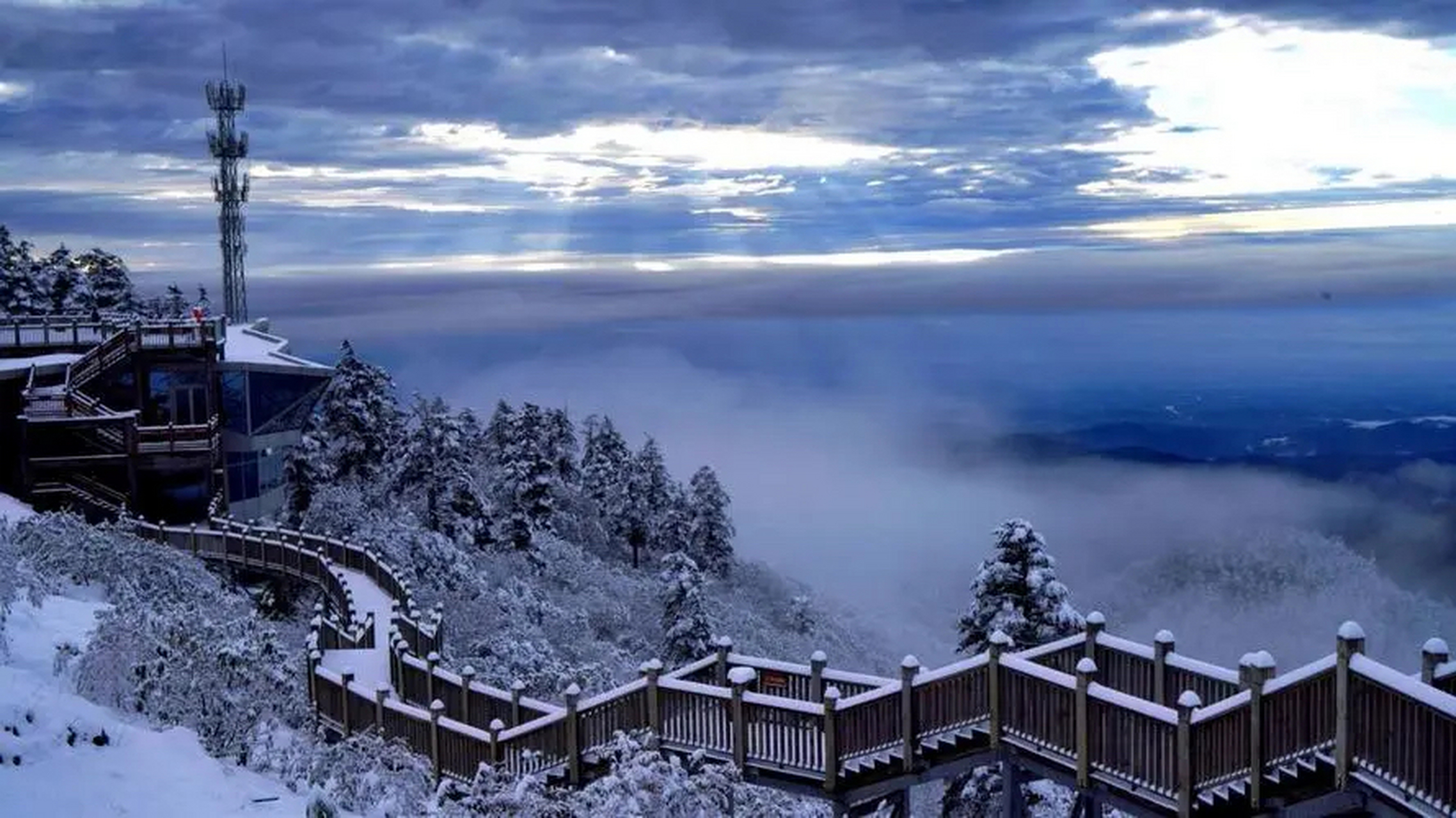 成都市区雪山图片