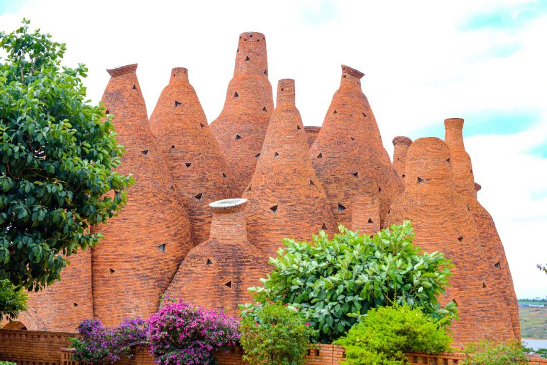 东风韵,位于云南省红河哈尼族彝族自治州弥勒市,是一个以"文化 旅游"
