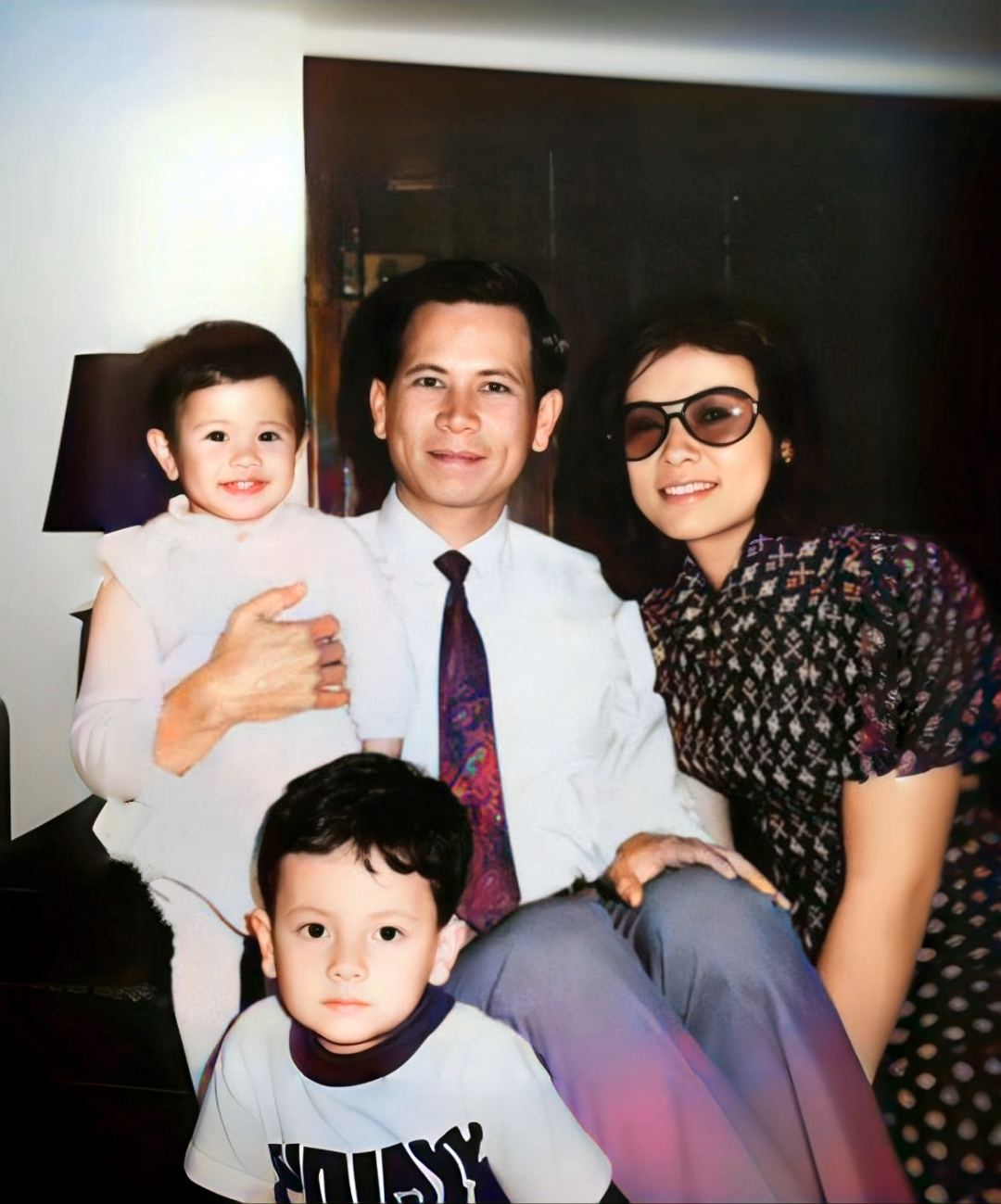 高层,而爸爸则是一位饮食文化作家,多年后,长子成为了冯德伦父母照片