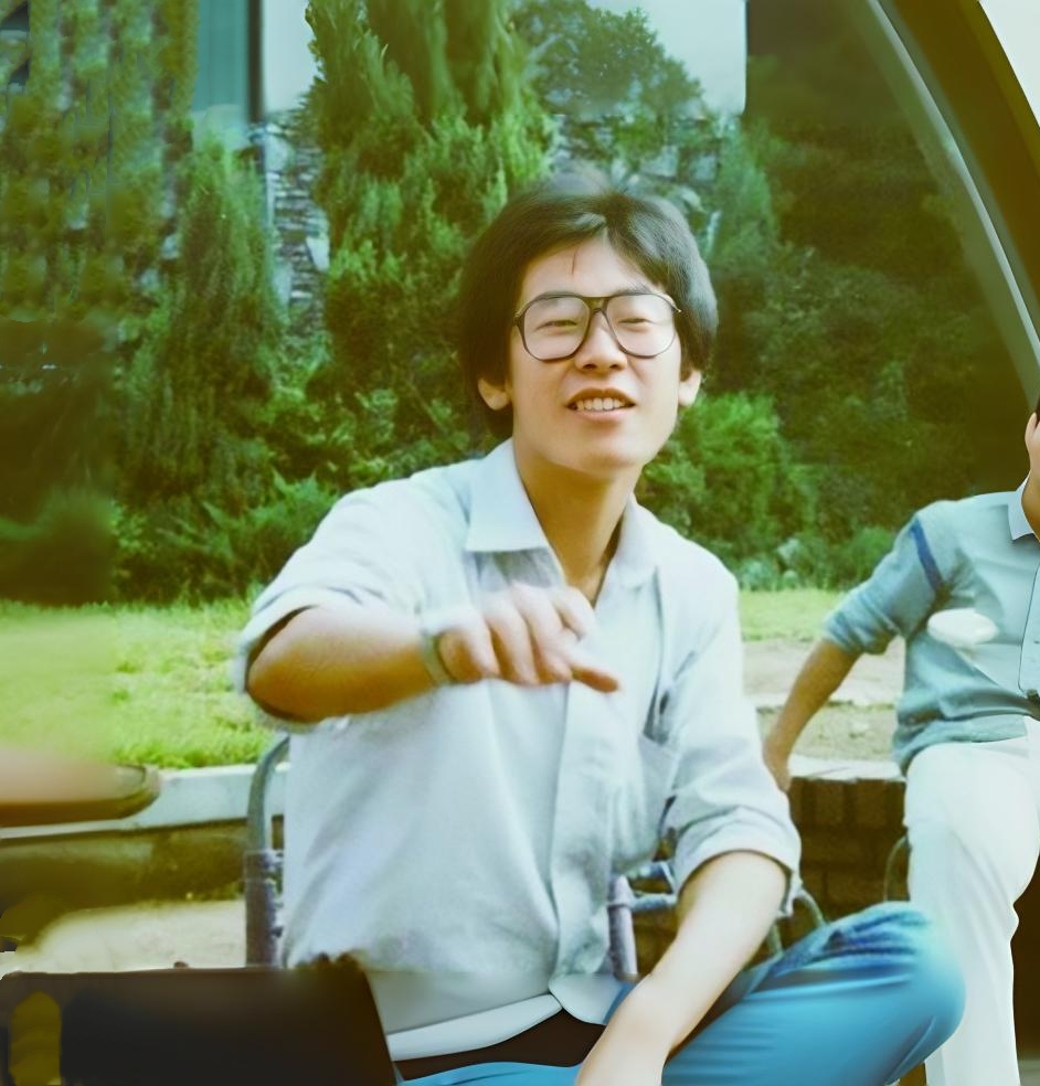 能不能认出来这位年轻的小伙子是谁,这是他参加高考时准考证上的照片