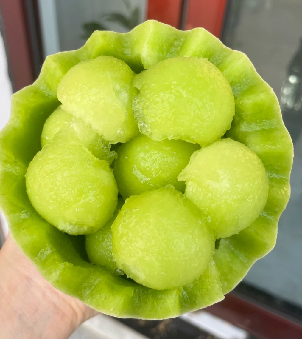 白兰瓜——"瓜果皇后"  白兰瓜,别称哈密瓜,源于我国新疆,是一种闻名