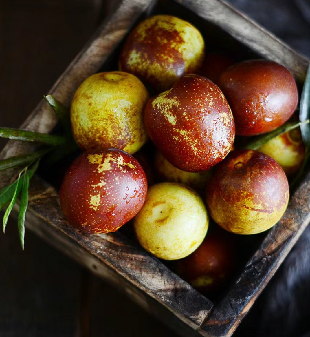 冬枣  冬枣,也被称为"冰糖枣",是一种营养丰富,口感鲜美的水果.