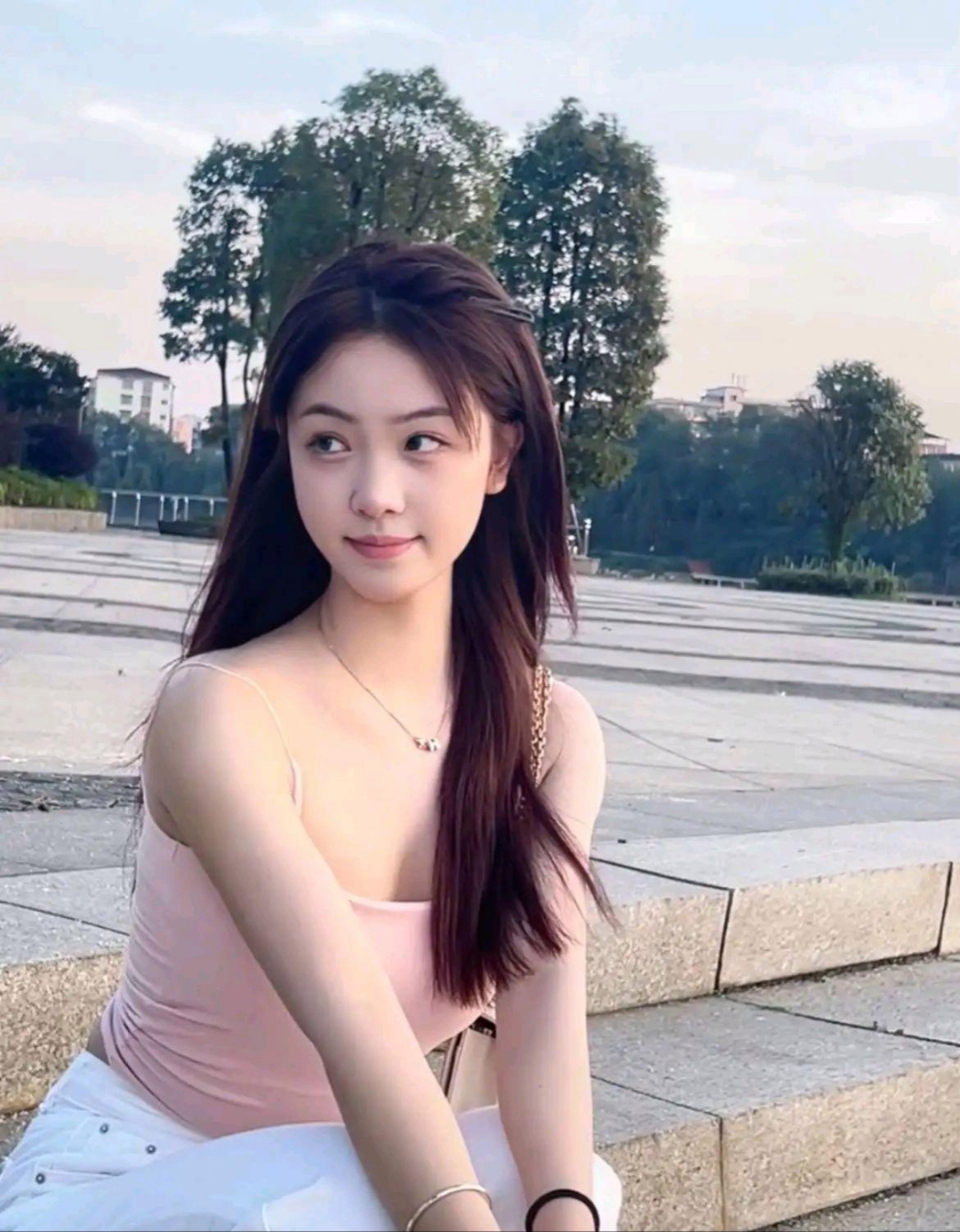 女孩穿着粉色上衣,瓜子脸,大眼睛,白皮肤,阳光下的她,像一颗闪闪发光