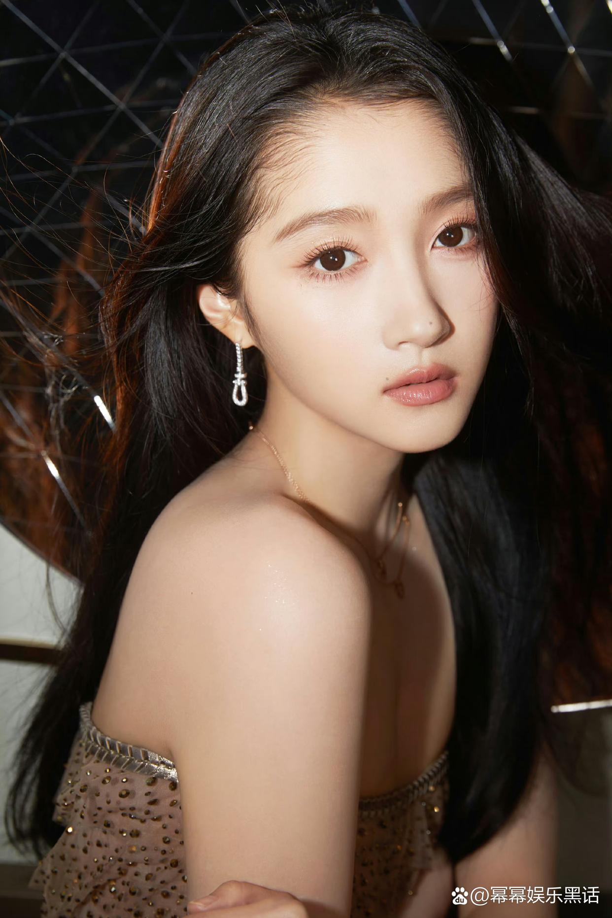 她是一位充满活力和魅力的女孩.她的长发飘飘,像一位优雅的小公主.