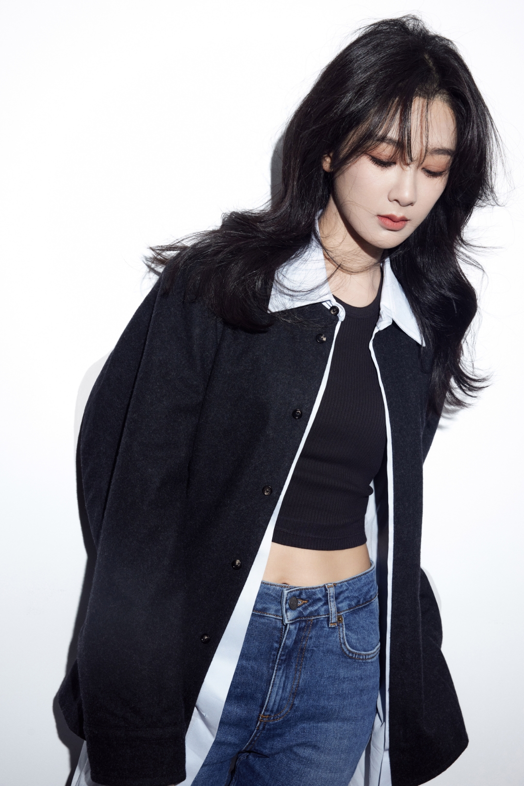 杨紫时尚穿搭,俏皮露脐装搭配牛仔裤