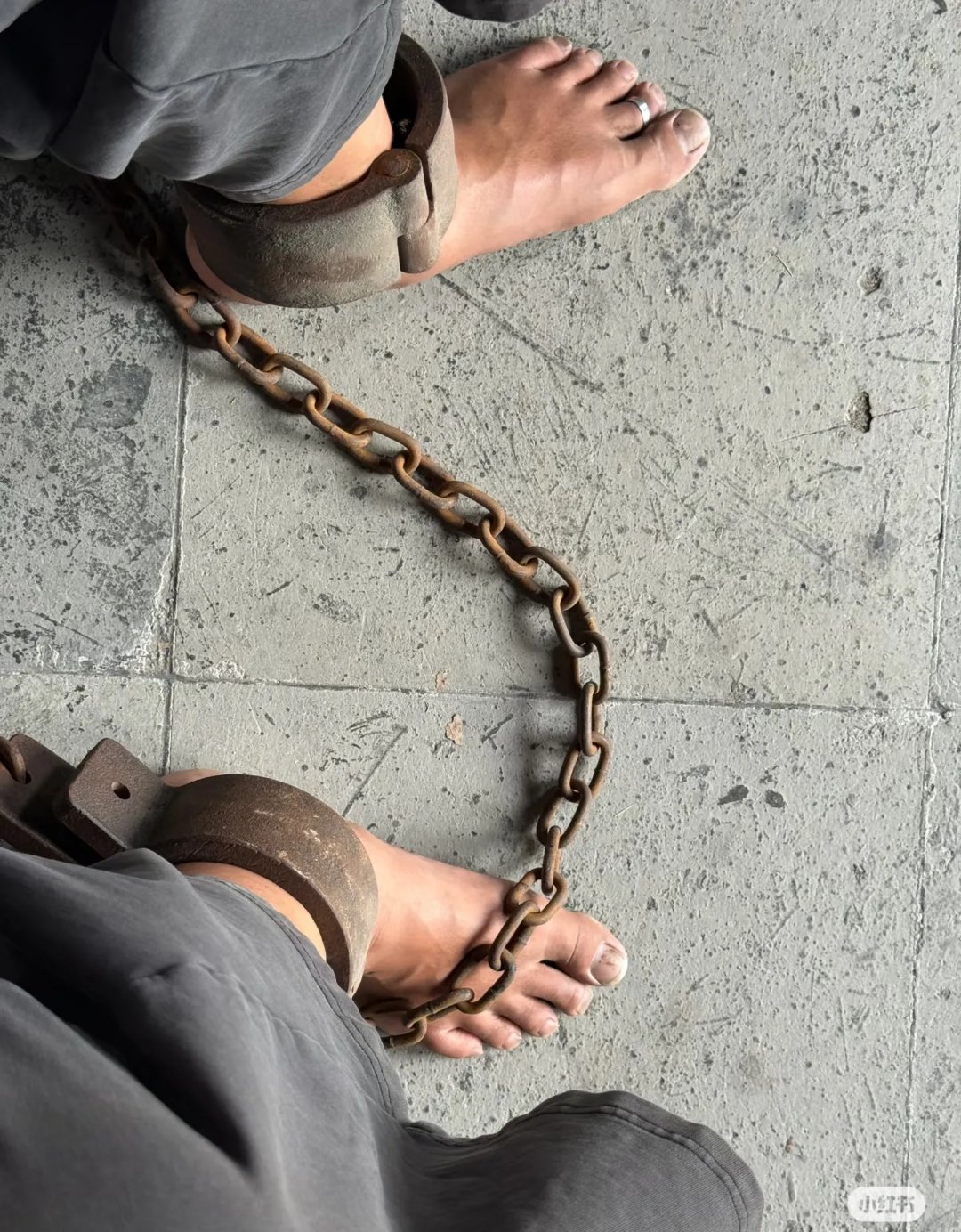 监狱地钉图片脚镣球所犯人的脚镣犯人戴脚链照片重犯铆钉钉死的脚镣口