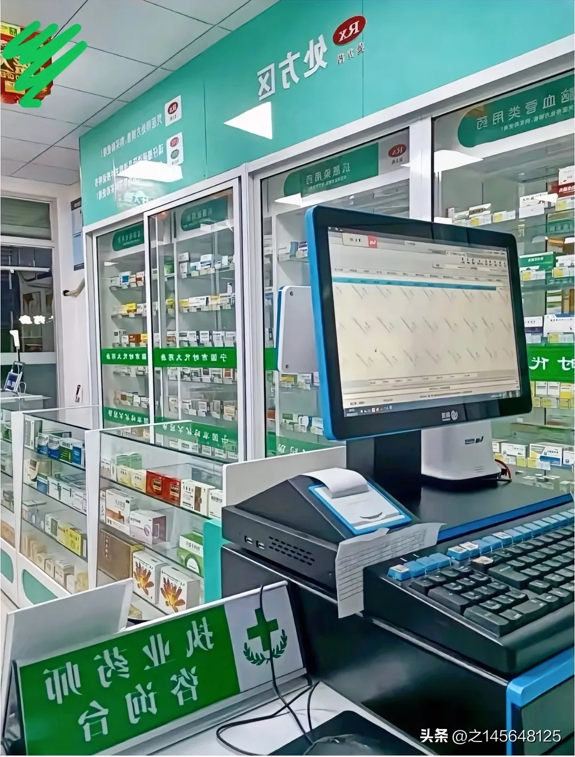 深夜便利店收银台前,穿连帽衫的小伙子眼神躲闪:"最便宜的润滑液在哪?