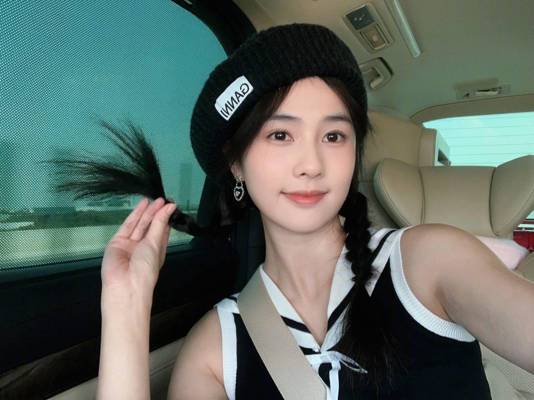 徐静蕾闺蜜过生日,她直接送了个十万的包. 2.