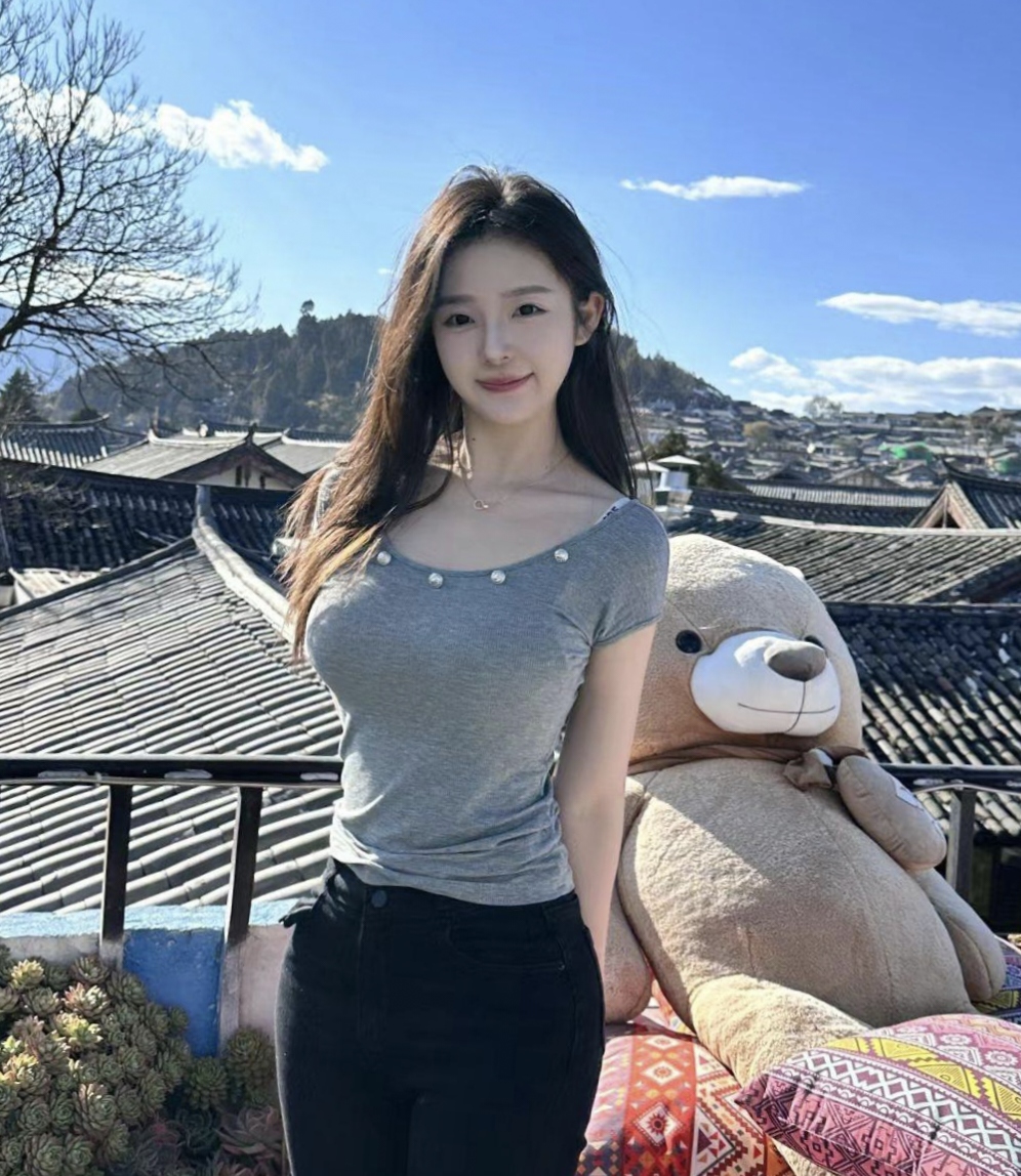 屋顶上的女孩,阳光,开朗,活泼.暑假到了终于有了属于自己的时间.