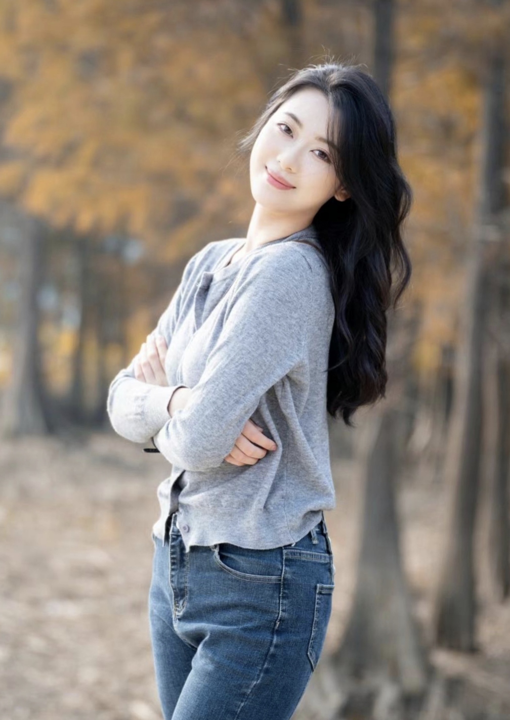 秋日森林里的温柔女郎,浅笑倩兮,美目盼兮.