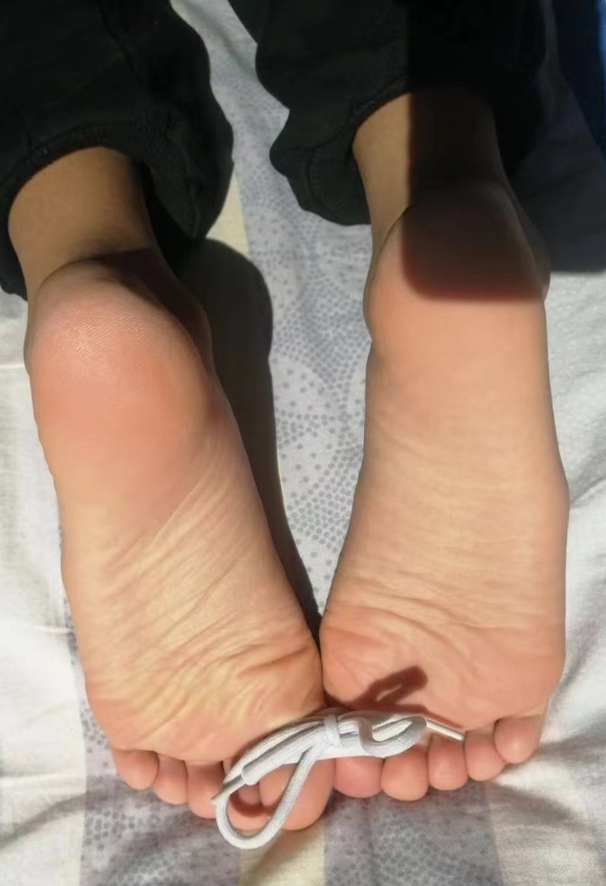 10岁小男孩脚丫子.