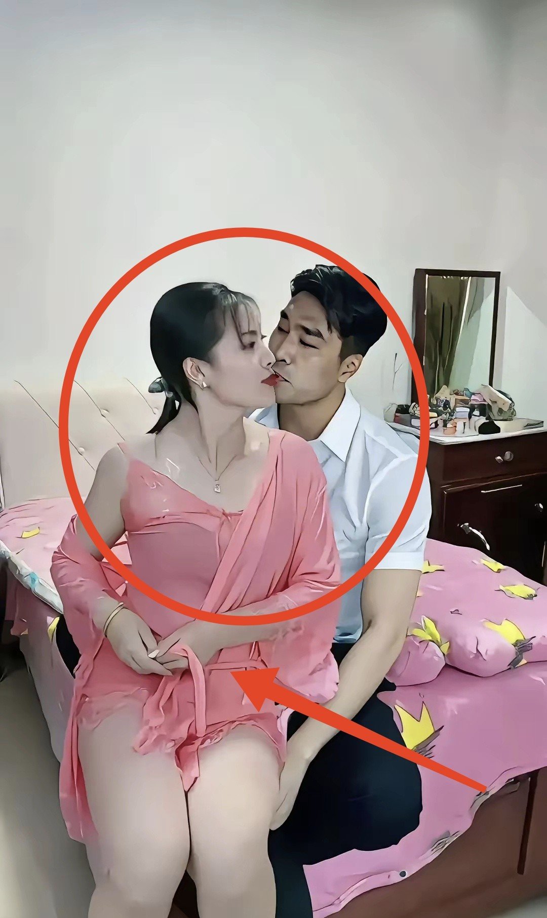 女生穿着粉色衣物,男生身着白衬衫,氛围亲昵又带着些暧昧