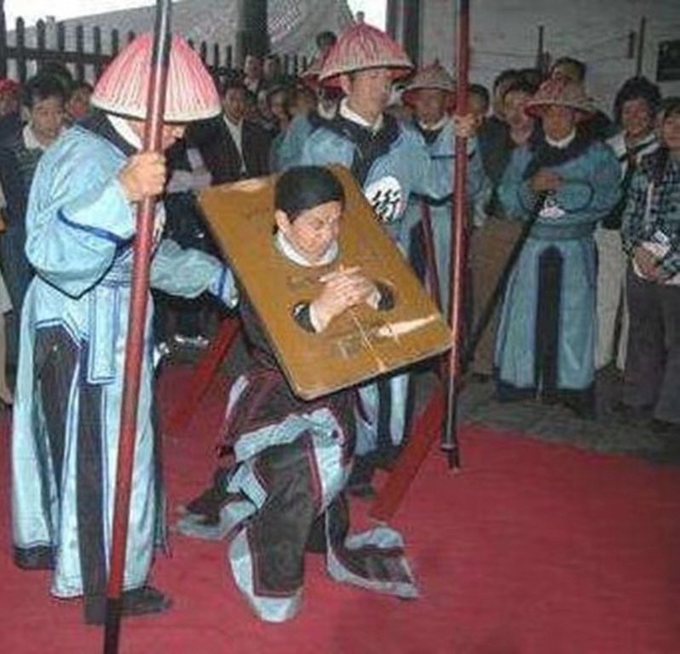 拒贿杖妻 候鸣珂,湖南永定(今湖南张家界市永定区)人,生于清朝