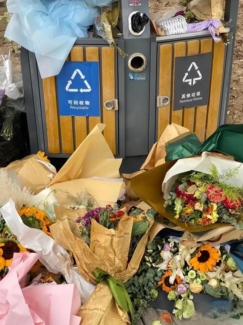 情人节当天,超过200个垃圾桶被鲜花,口红,甚至项链填满,场面极其壮观