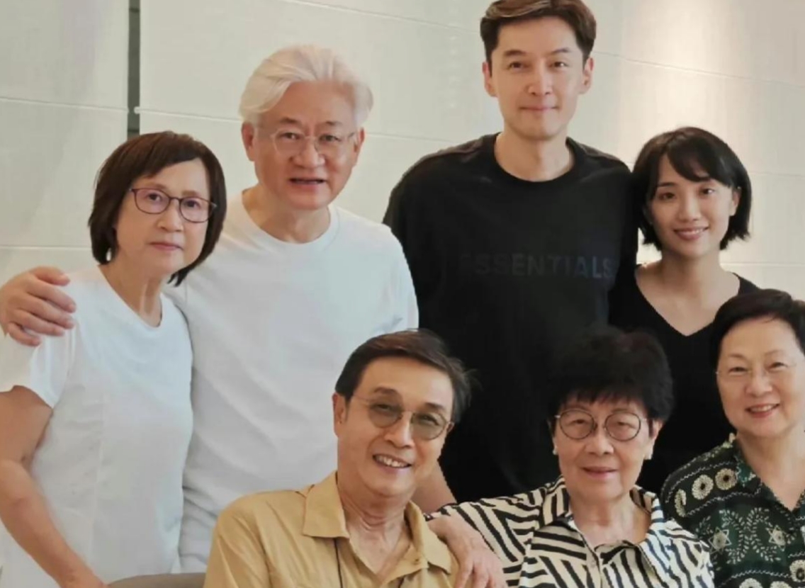 胡歌与其老婆同框,二人皆着黑色衣衫,素颜却难掩亮眼光芒,夫妻俩气质