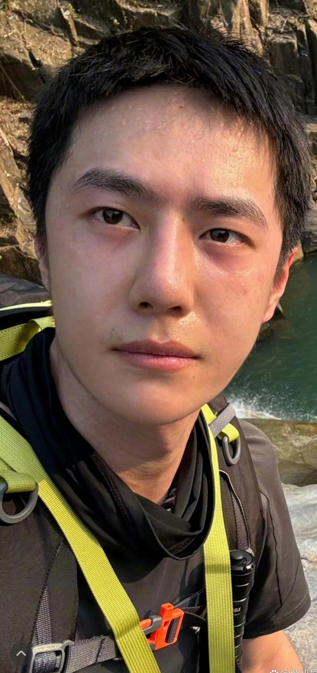 王一博的素颜自拍,直愣愣地呈现在眼前,却有着别样的魅力,没有华丽