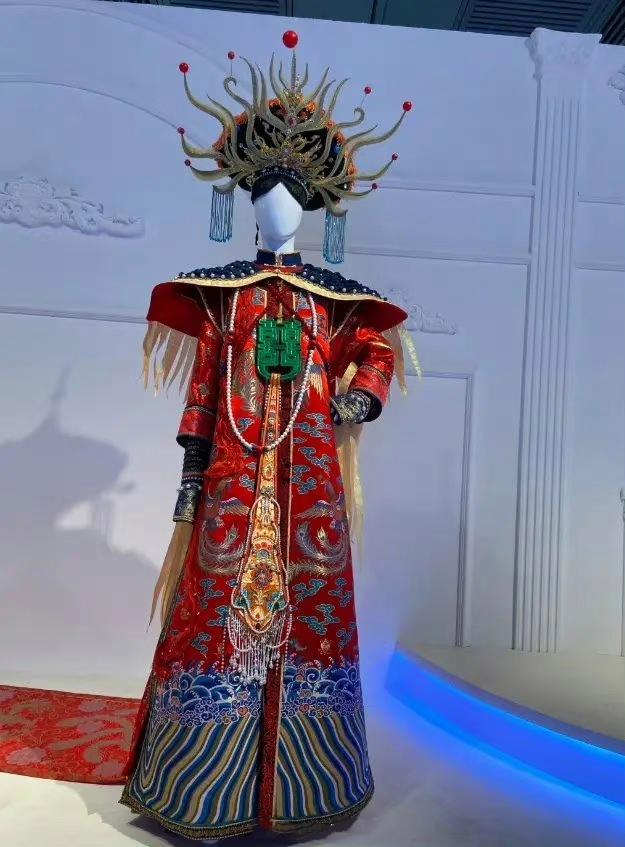 这件衣服是清朝末年婉蓉皇后的嫁衣,它精致的绣工与华丽的面料,显示着