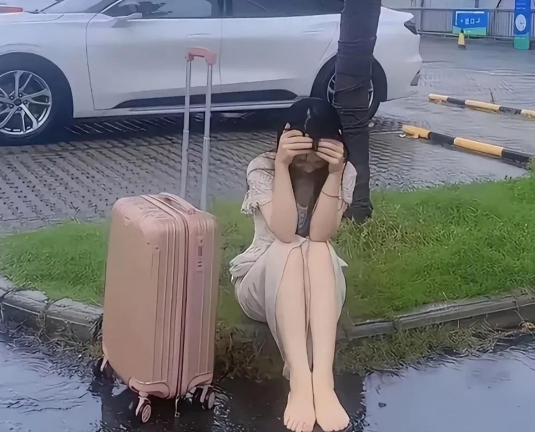 雨中哭泣的女人图片