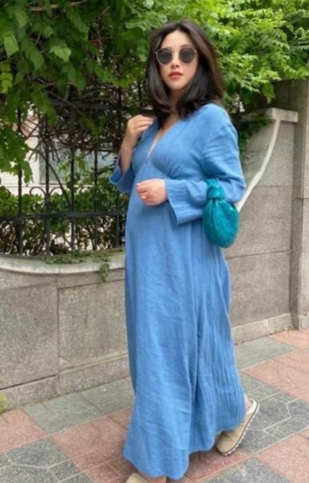 朱珠怀孕胖到 160 斤,孕味满满却依旧美丽动人,而叶某洋肚子不大却生