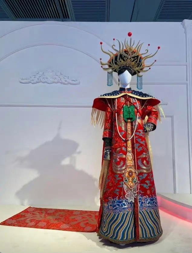 这件衣服是清朝末年婉蓉皇后的嫁衣,它精致的绣工与华丽的面料,显示着