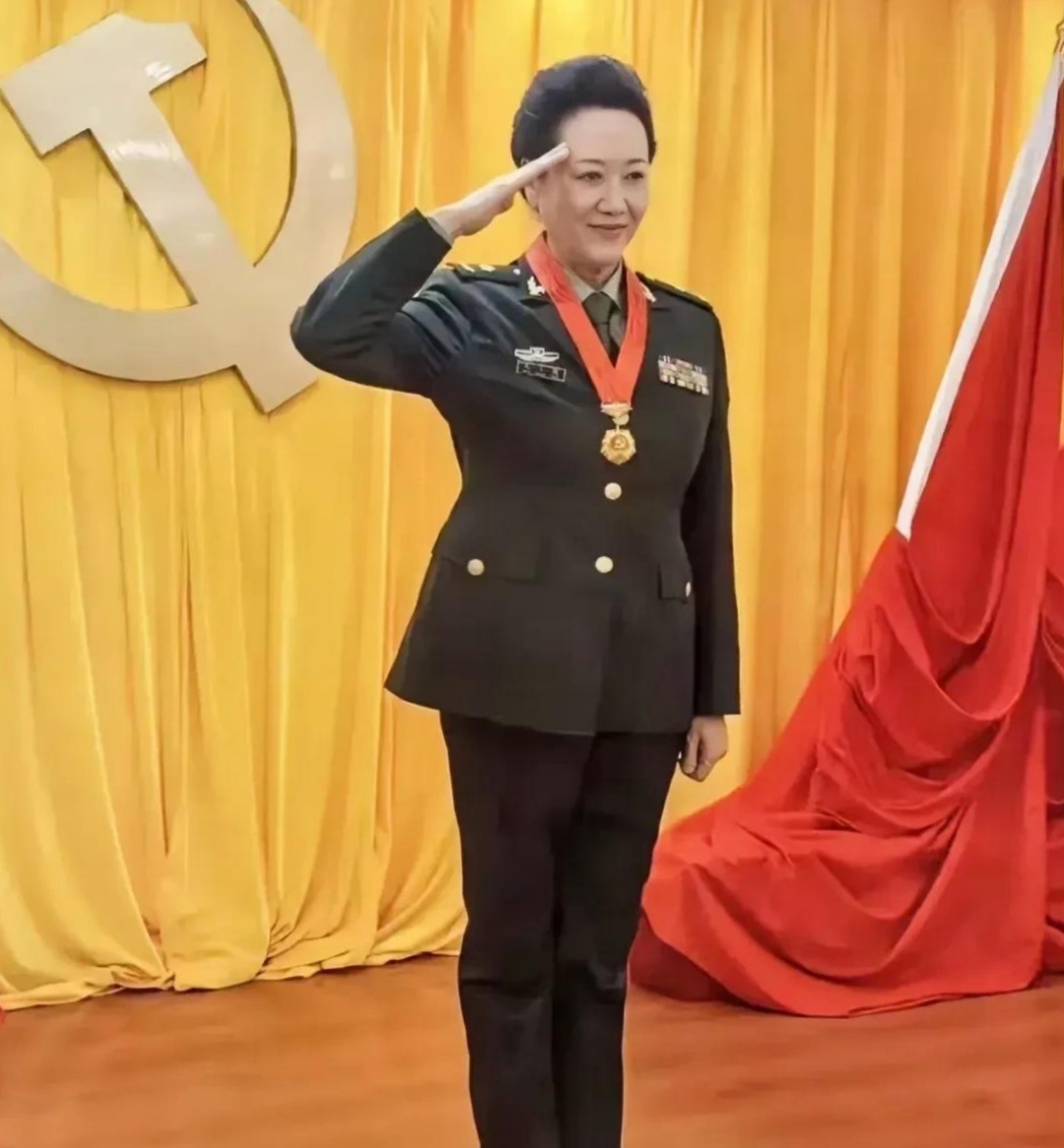 军装美女王丽云,毕业于解放军艺术学院,乃国家一级演员,她身穿军装时