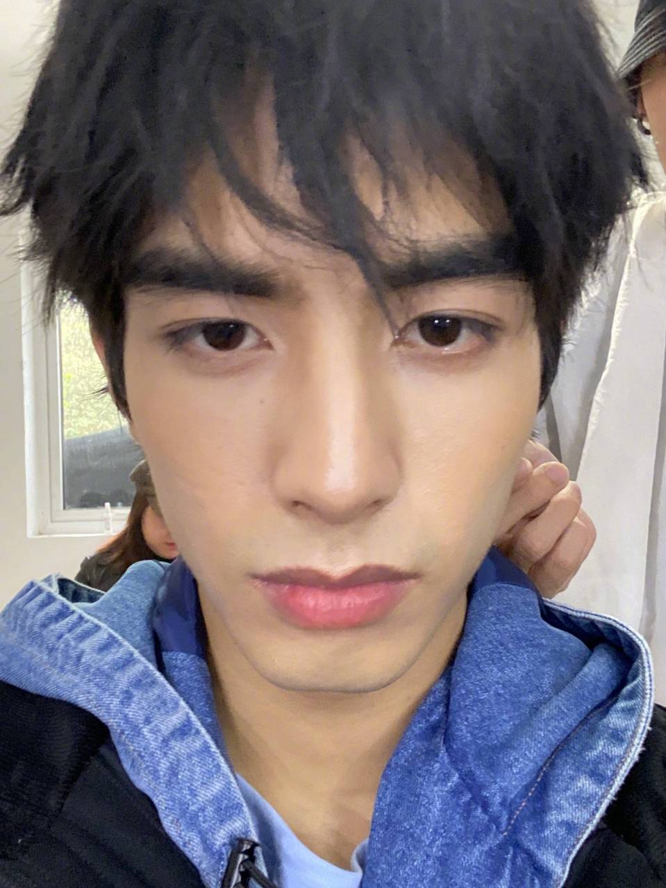 赵今麦她现在也还在王京花手底下,还挺听话的,很是让团队省心,让拍