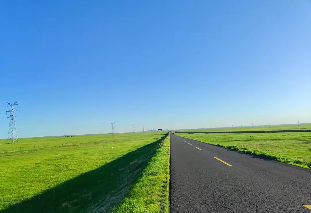 晴空如洗,万里无云,蓝天下的红点像是前行的路标,指引着我们追寻那份