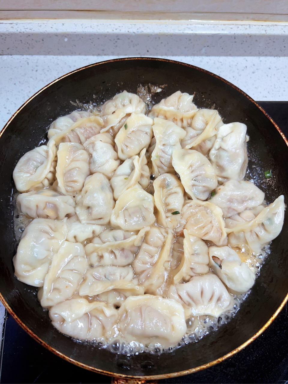 今天早上起了个大早,煎了一锅饺子自己包的玉米肉馅的饺子,孩子很喜欢