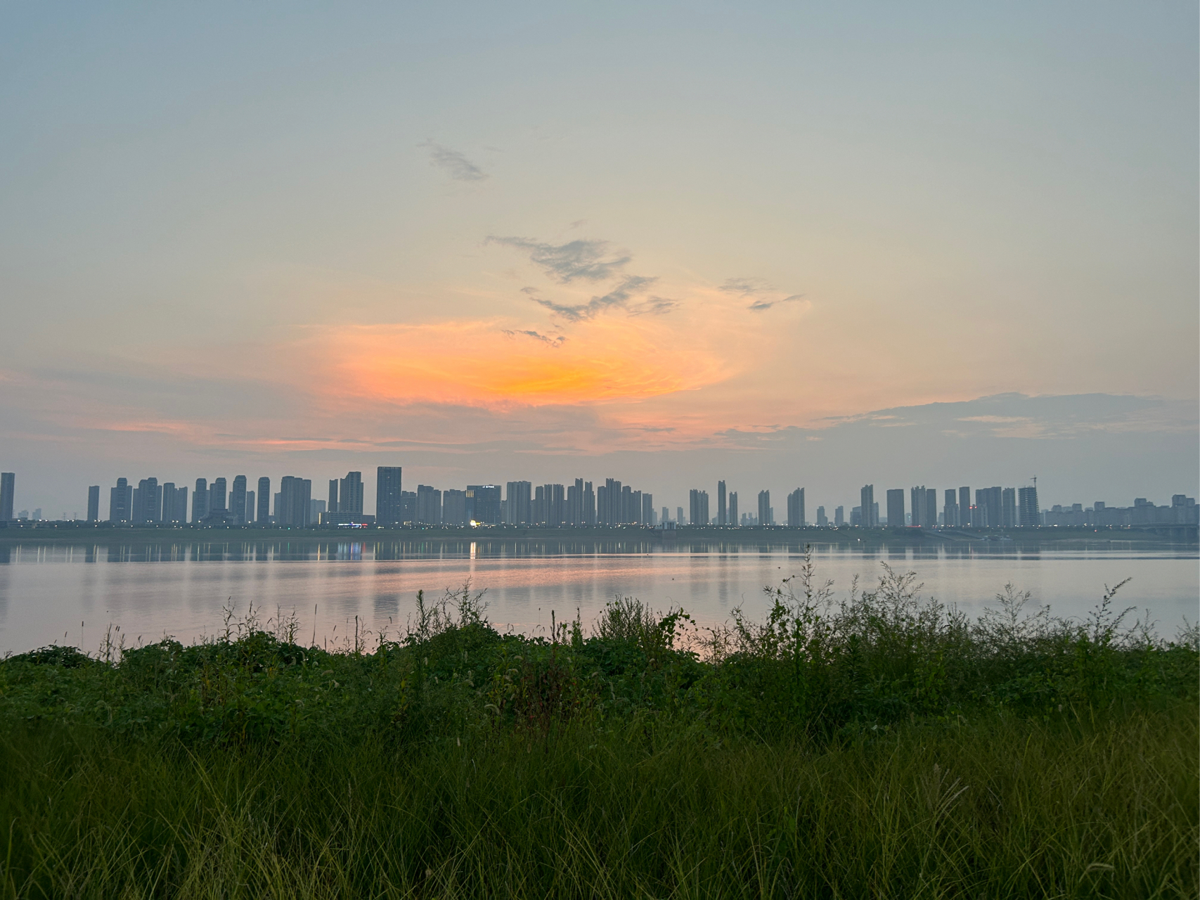 昨天带孩子去了新建好的象湖滨江江滩,这里景色不错,人比较少,还有